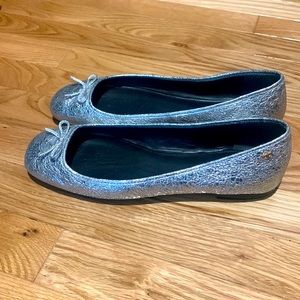 Like New! Tory Buch Laila driver ballet in metallic crinkle silver. w/box